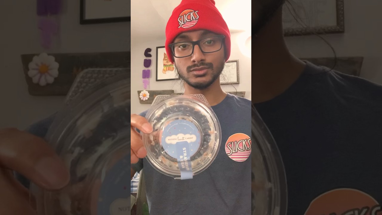 Minute Review: Nothing Bundt Cakes - Strawberry and Cream Bundtlet