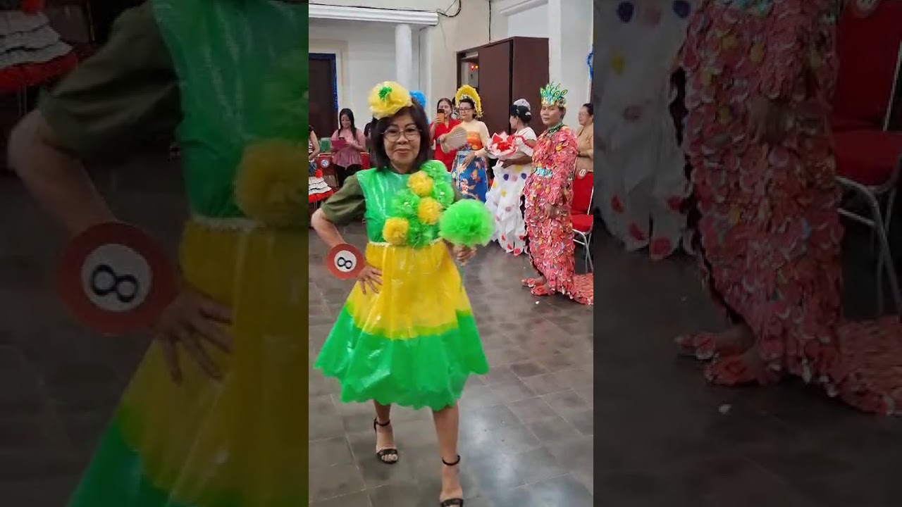 Fashion show gaun dari bahan daur ulang. Hari Ibuu Nasional KWSGK 2025.