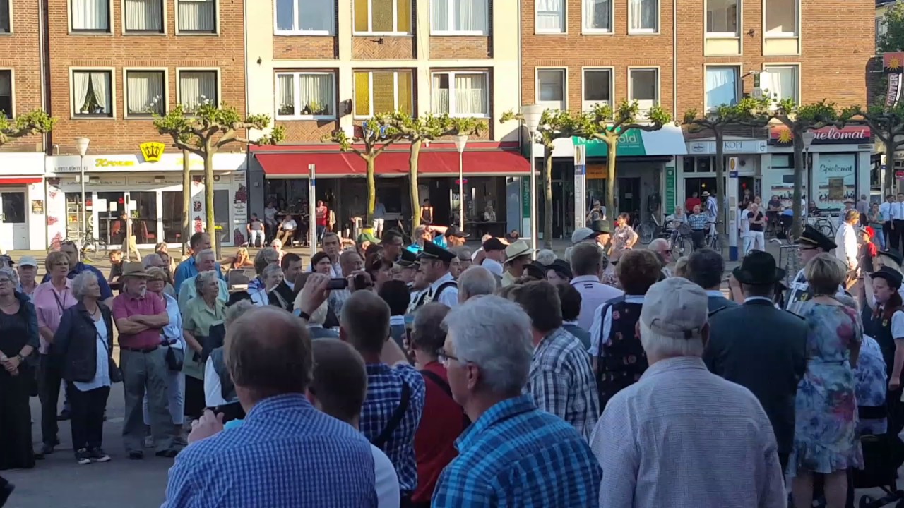 TC Einigkeit Birkesdorf Aufmarsch zum Zapfenstreich beim bundesköniginnentag in Düren