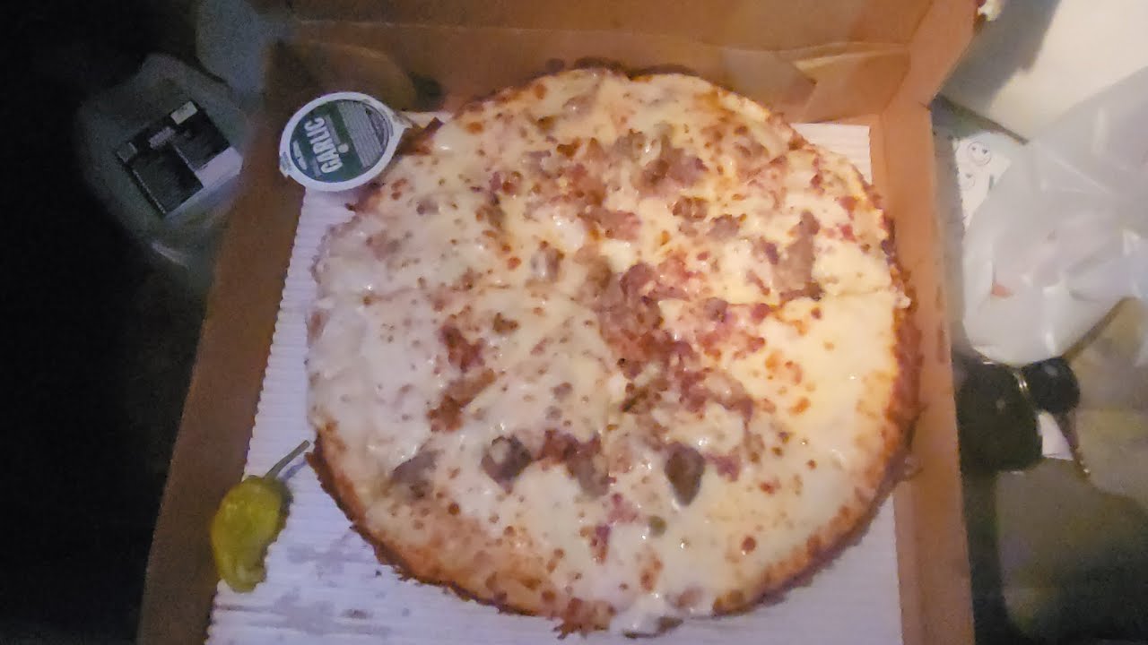Eating Papa johns new pan pizza 
