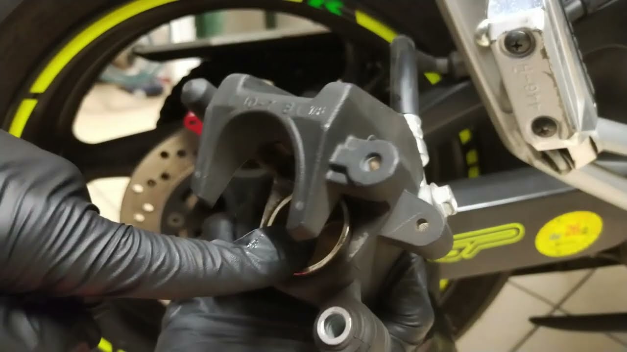 Como cambiar pastillas de freno Suzuki GSR 600