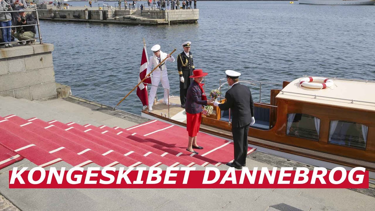 Dronningen går ombord på Kongeskibet Dannebrog
