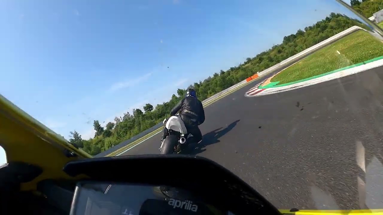 Aprilia RS 660 vs. way stronger bike - raw on-board