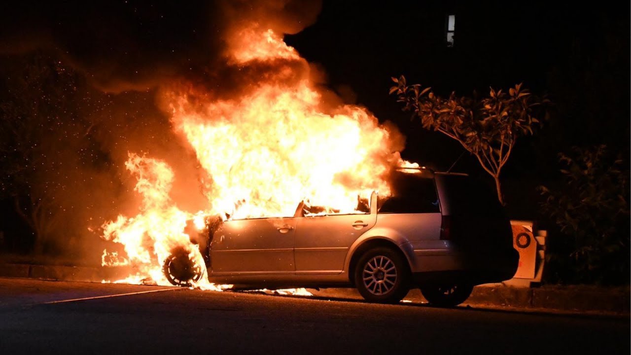 AUTOVETTURA IN FIAMME ARRIVO APS VVF MONZA + ABP VVF VIMERCATE IN SIRENA (Monza)