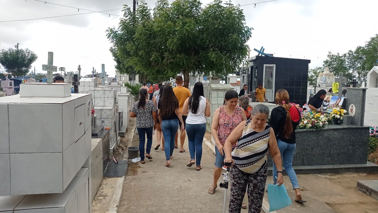 Veja o movimento no dia de finados no cemitério São João Batista em araruna pb