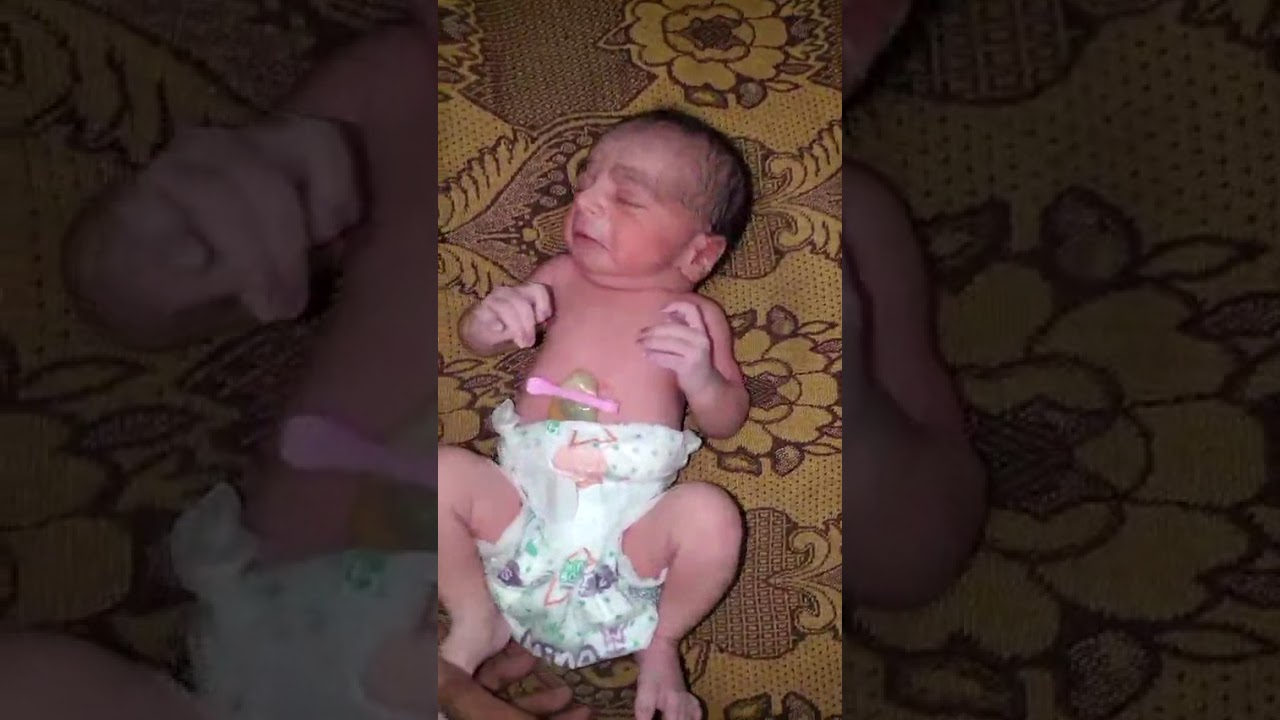 In this video, the newborn baby’s first movements and what the baby does have been observed.