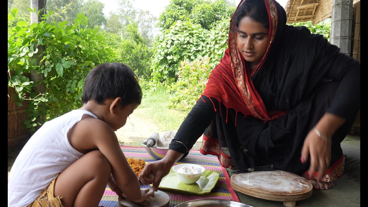 মায়ের কাছ থেকে পিঠা বানানো শিখছে আয়াত | Village life with Shampa
