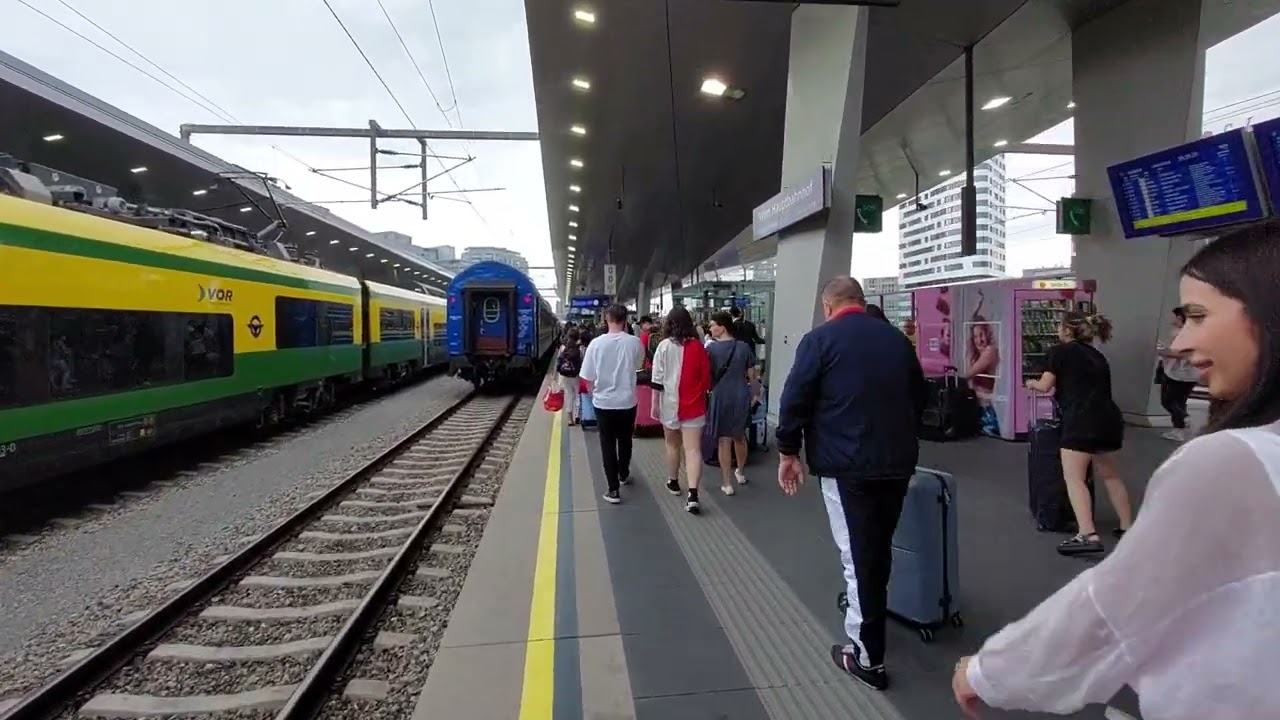 EC 149 to Zahony and Kyiv being provided to the platform at Wien Hbf