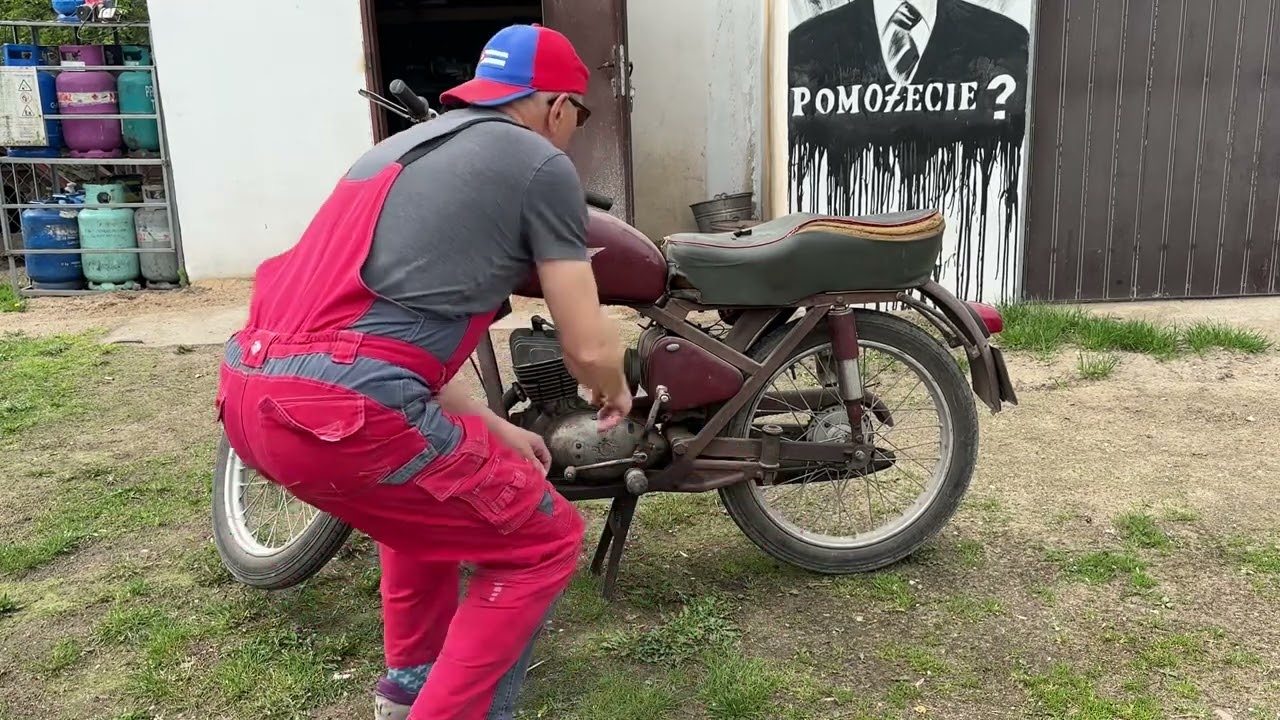 Sołtys naprawia swoją WSK 125 z  1961 roku ,wymiana uszczelki kranika.