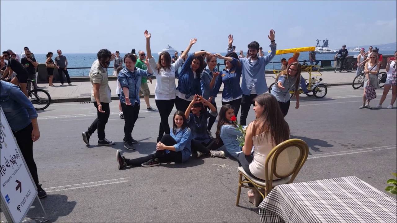Flash mob proposta di matrimonio napoli