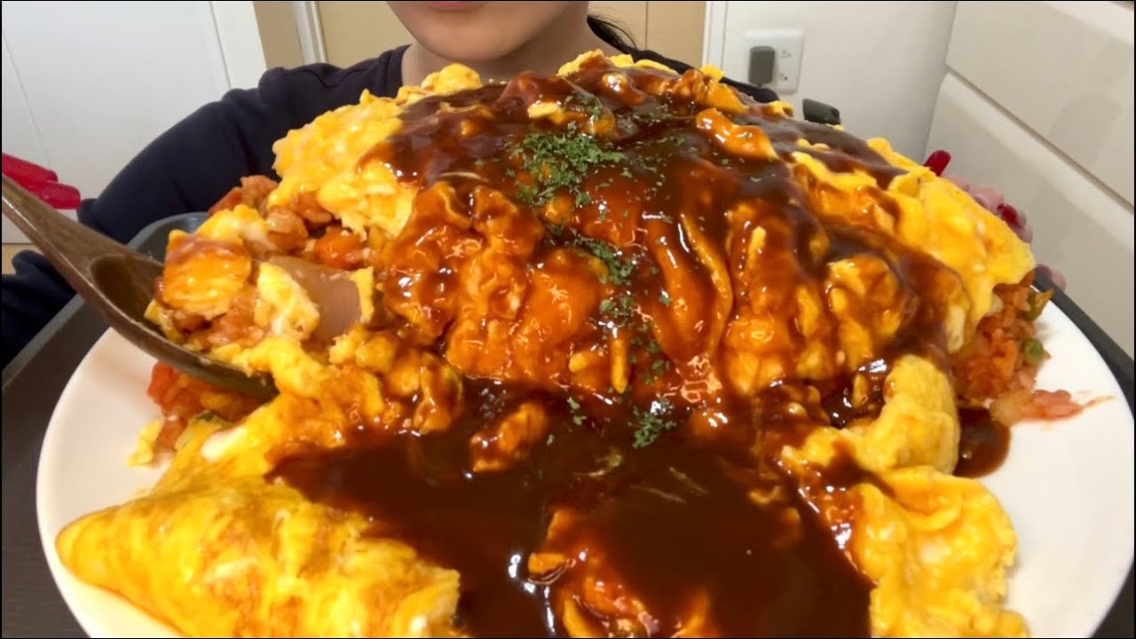 【ASMR.咀嚼音】Demi-Glace Omelet Rice！デミグラスオムライス