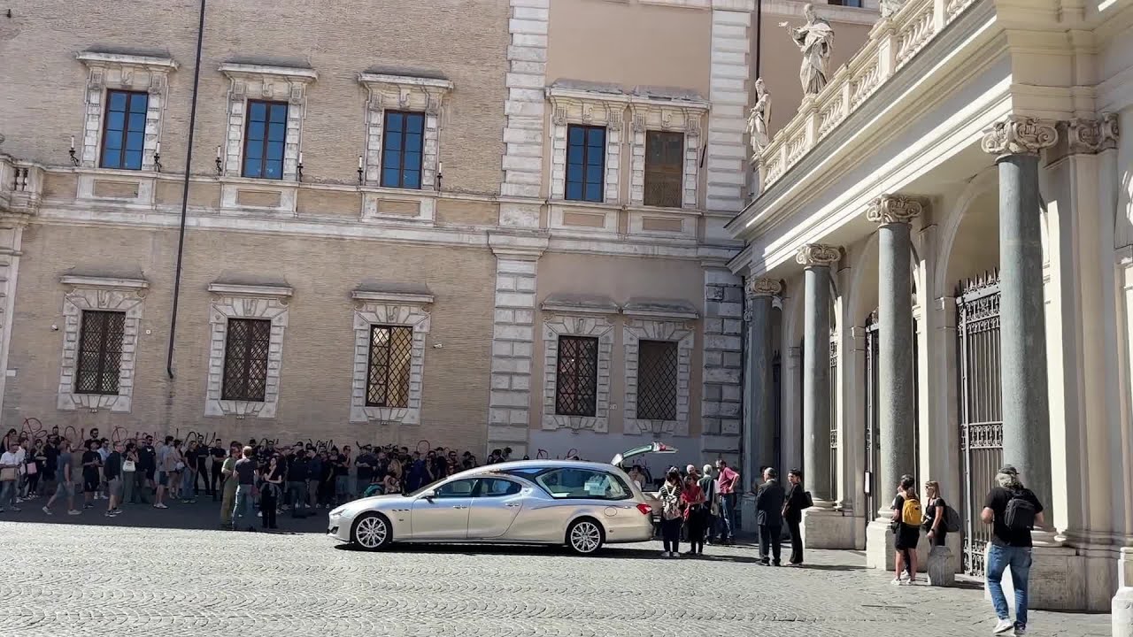 Funerali Jesto, le immagini dell'arrivo del feretro a Santa Maria in Trastevere
