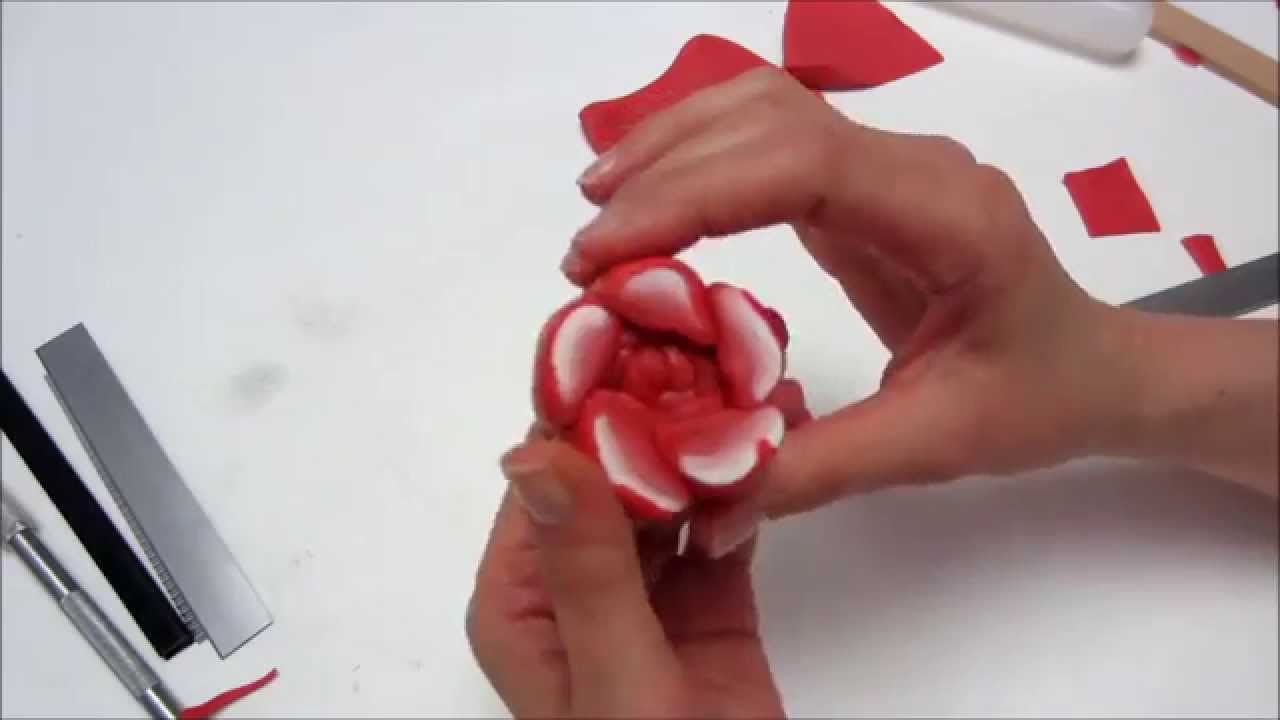 Realizzare una rosa in pasta di zucchero con la tecnica delle canes (murrine)