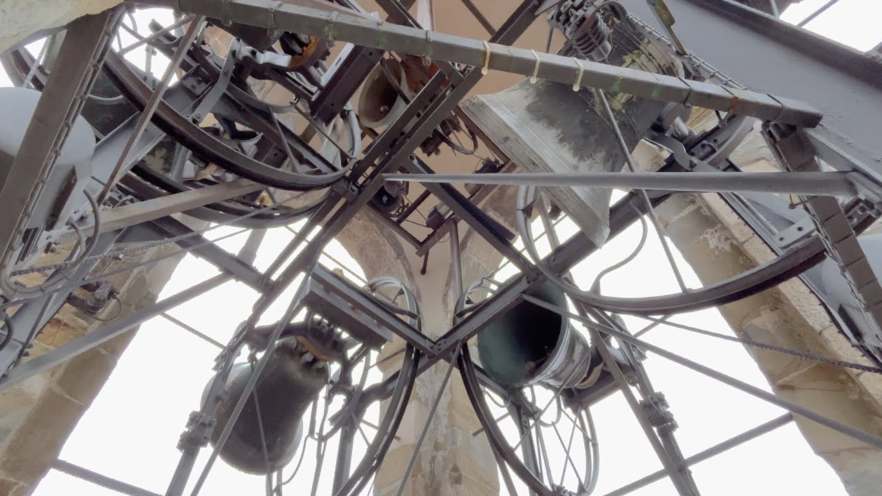 Италия [4K] звон колоколов в полдень на соборной колокольне в Бергамо