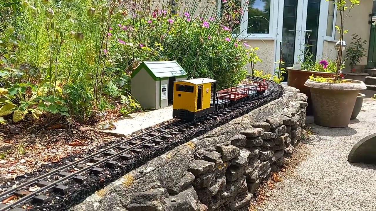 Simplex Caravan 36 on a loaded test run on the Porter Garden Railway 31/05/2025