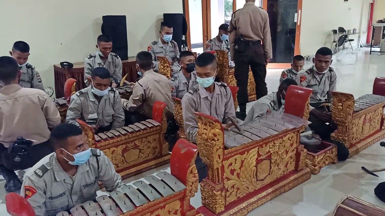 ANAK PAPUA BELAJAR GAMELAN BALI