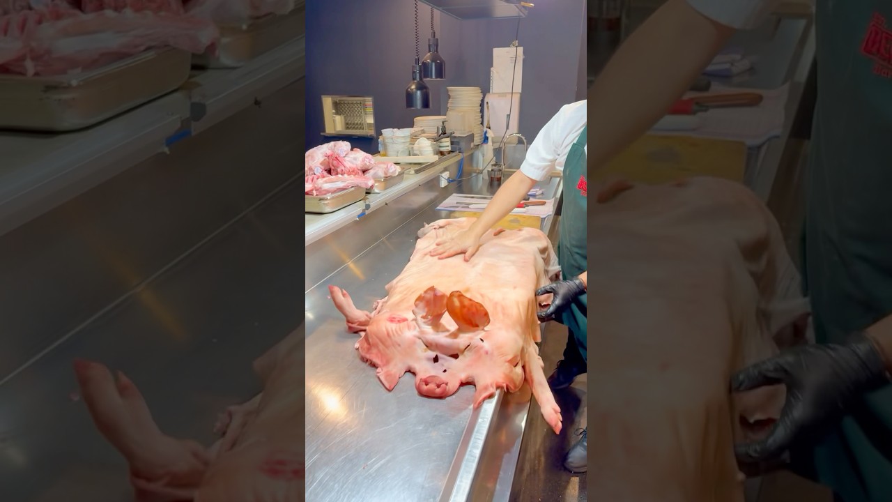 We get shown how to make a traditional Colombian Lechona by @chefjuanitoberbeo 🐖🔥🇨🇴