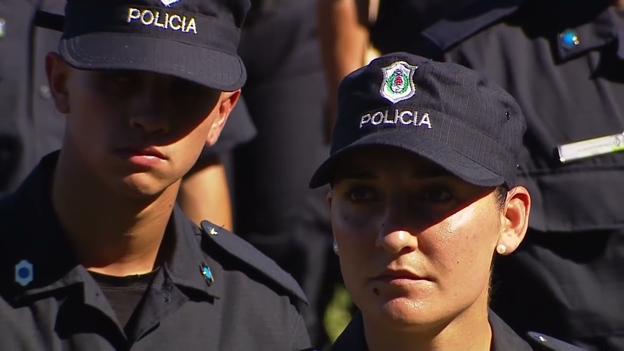 Desde la Vucetich, Kicillof participó del egreso de policías y los consideró como “parte del pueblo”