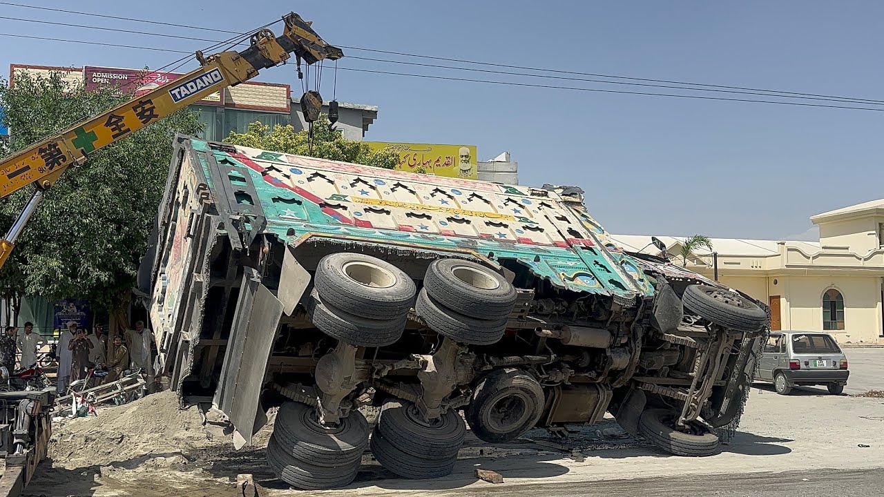 How Emergency Loaded Truck In Middle of the Road “Pakistani Truck “