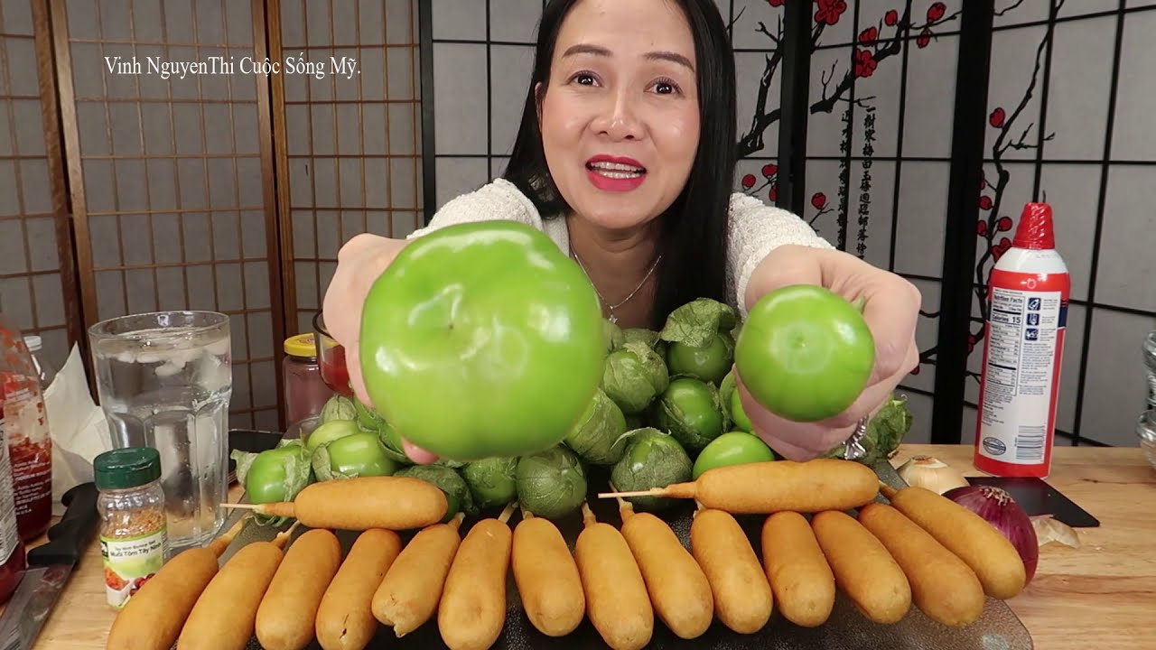 Thánh miêu tả mùi vị,Ăn trái thù lù chấm mắm ruốc và kem tươi ,corn dog chấm mắm ruốc tương.