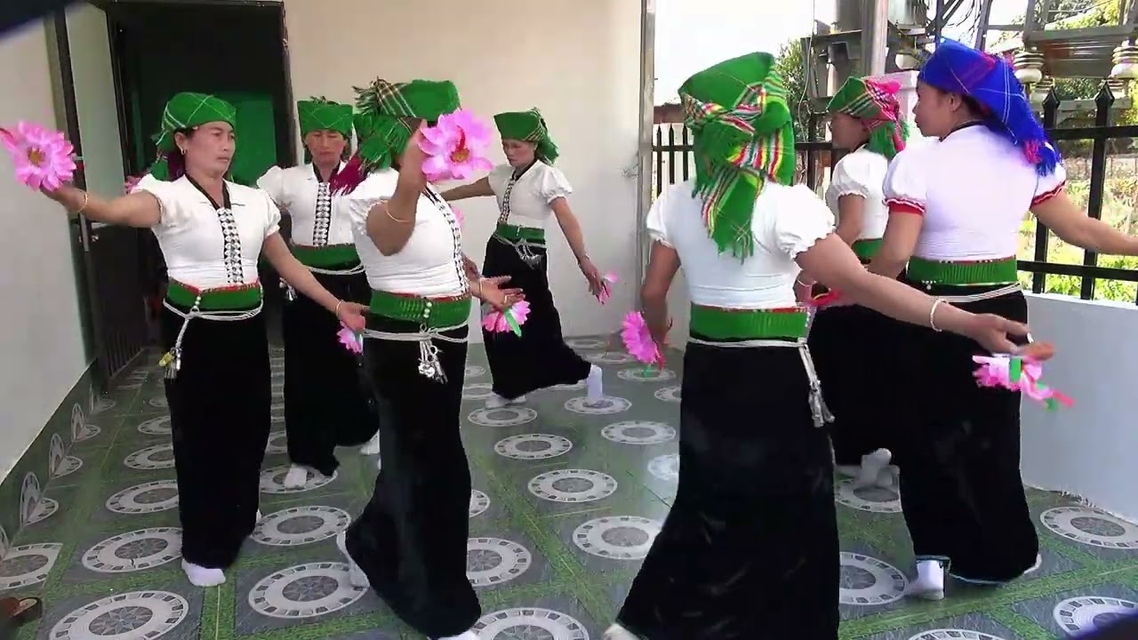 Múa mừng tân gia do đội văn nghệ bản phày thể hiện 