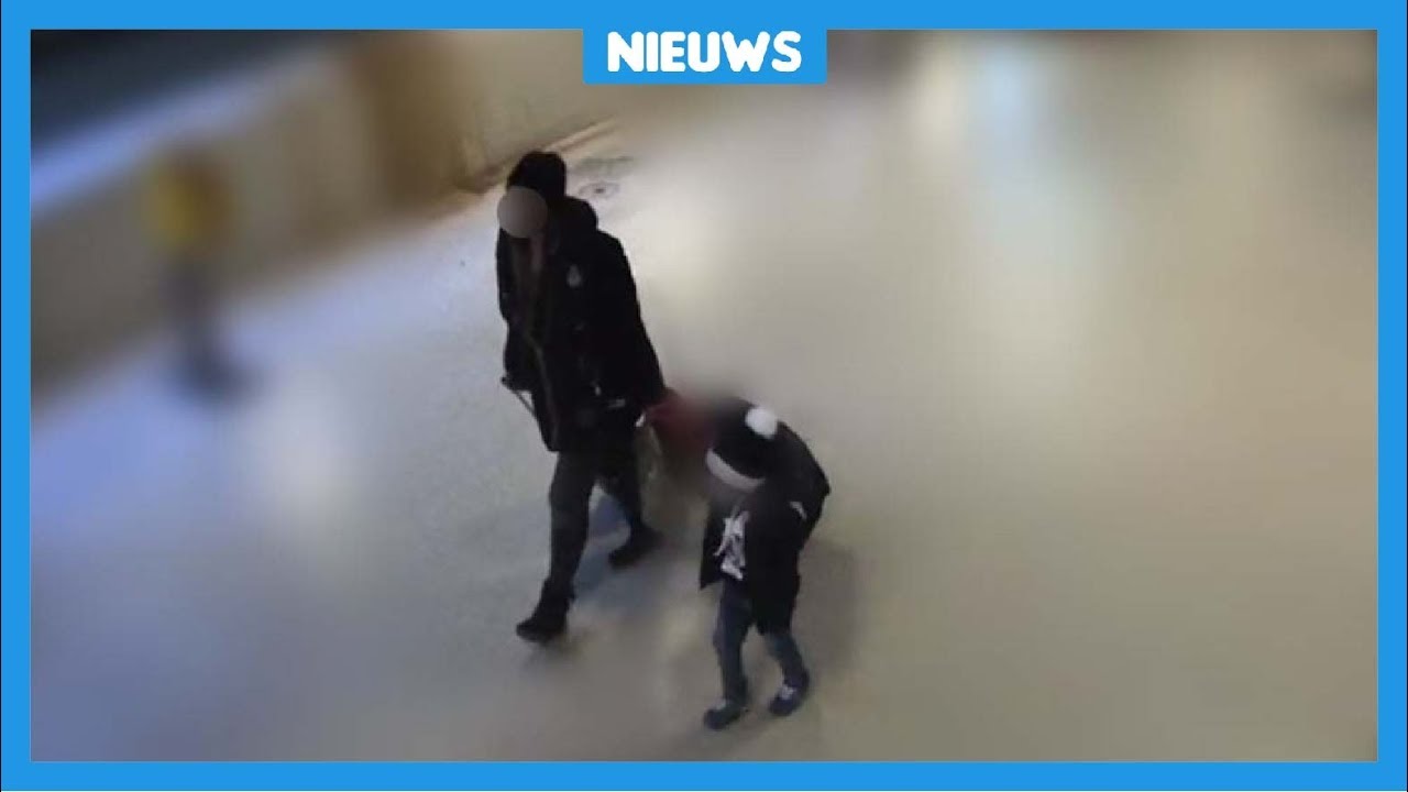 Jongetje achtergelaten op station en zegt geen woord