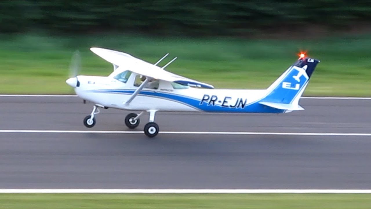 Airplane Cessna 152 Take Off and Landing Video