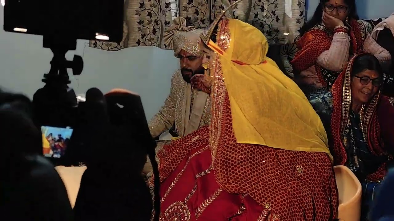 दूल्हा राजा दुल्हन को शादी करने के बाद घर में लाने पर घर में खुशियां की बहार पुरानी परंपरा के साथ