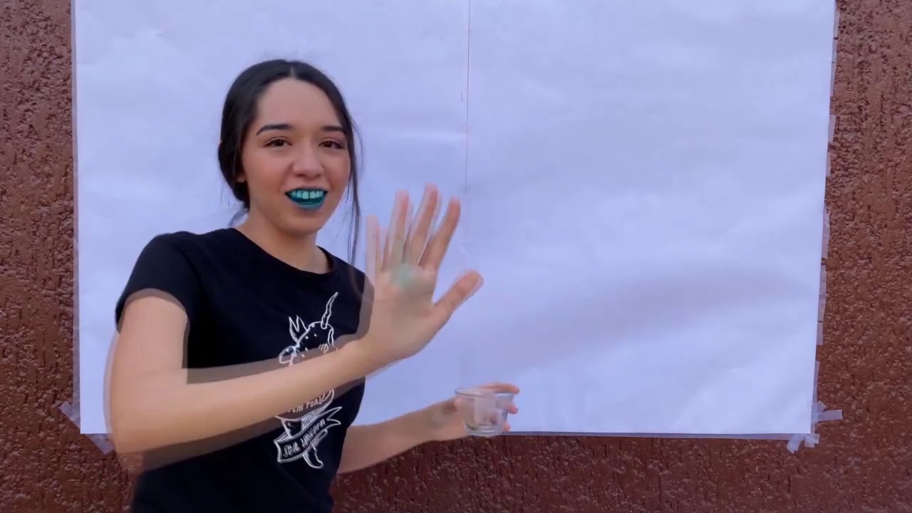 Girl sniffed sneezing powder as an experiment and she kept sneezing throughout the video. 재채기- くしゃみ