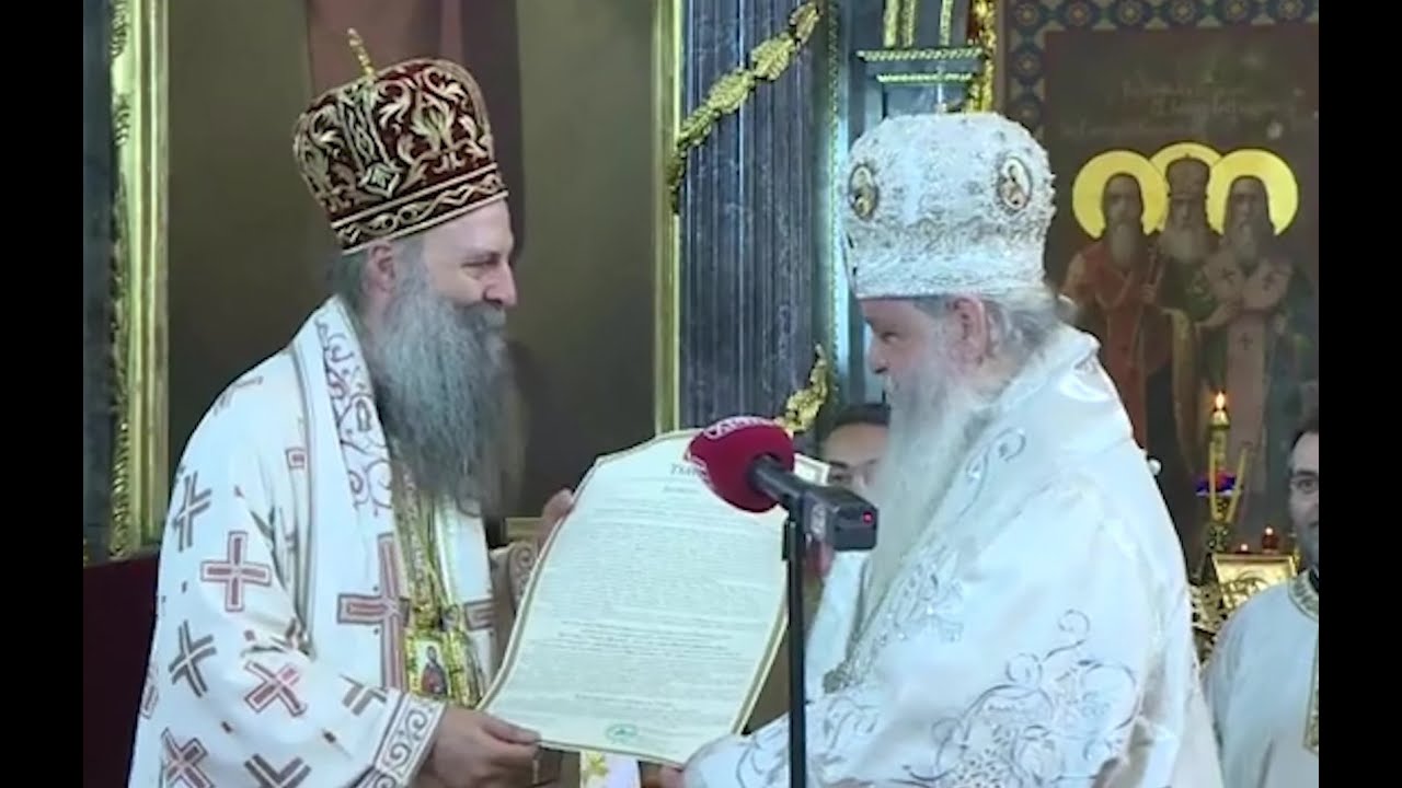 Српскиот патријарх Порфириј му го врачи Томосот за автокефалност на МПЦ на архиепископот Стефан