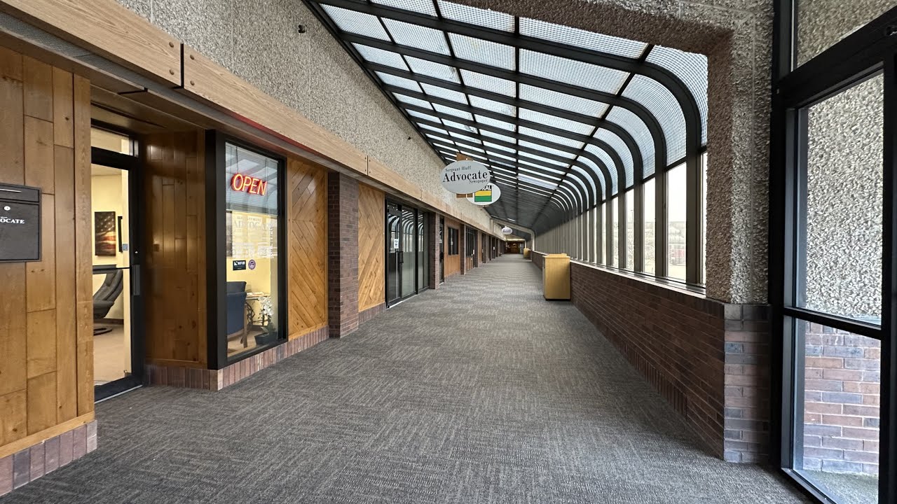 Pioneer Plaza (Sergeant Bluff, IA) - a solarium mall