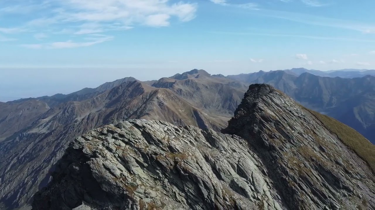 SPLENDOARE &icirc;n Făgăraş - Lespezi şi Cornul Călţunului văzute din dronă