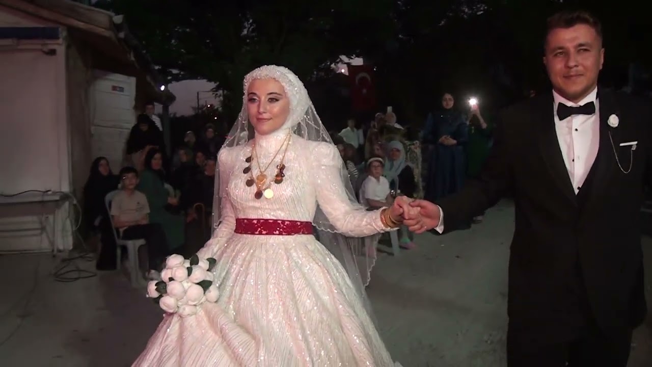 Trafik kazasında hayatını kaybeden gelin ve damat düğünden görüntüleri