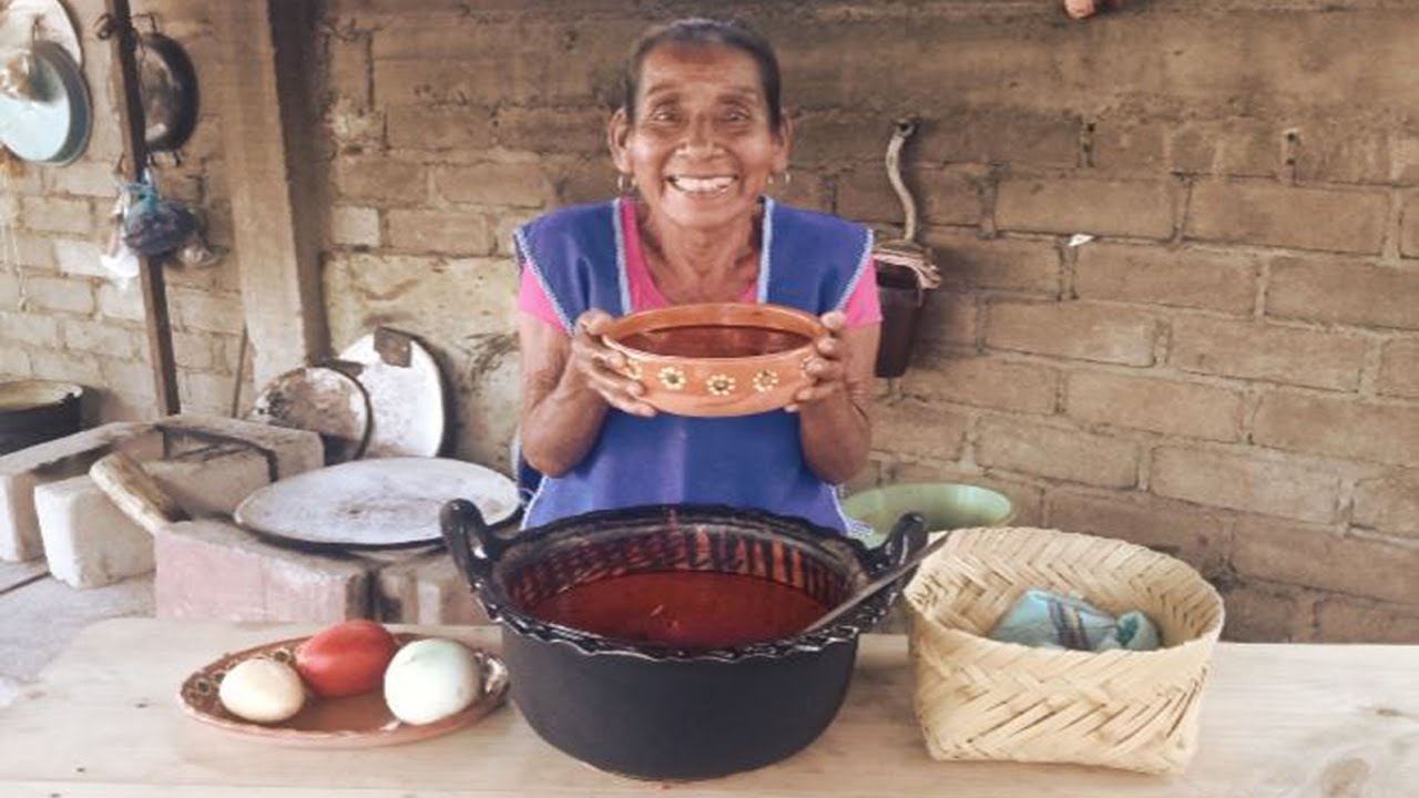Cocinando Un Sabroso CALDO DE POLLO DE CHILE GUAJILLO CON EPAZOTE | DOÑA LUPITA