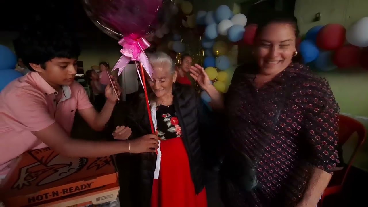 Llega deportada de Usa  la familia muy feliz la reciben 