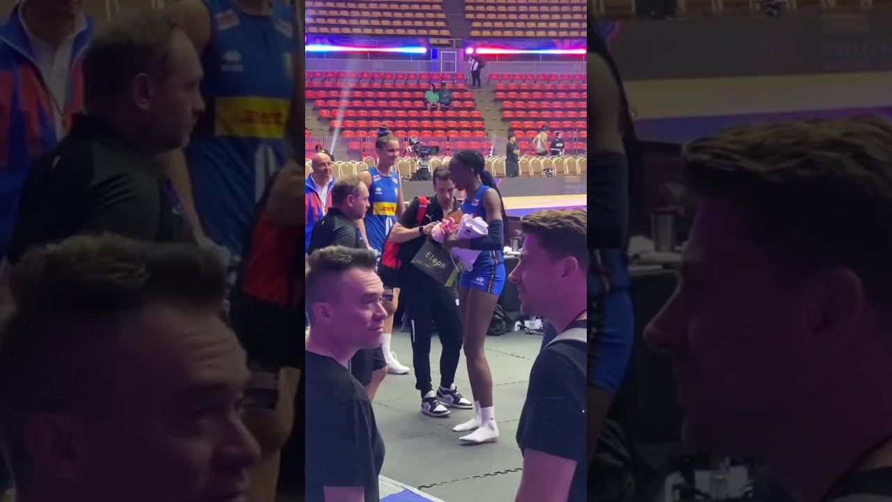 Daniele Santarelli bacia la mano a Paola Egonu che poi va via e non firma nessun autografo alle fan