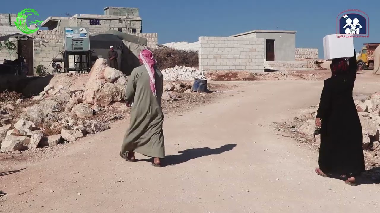 توزيع المعلبات الغذائية الجاهزة للأكل على أهلنا في مخيم إقرأ في بلدة دير حسان ريف #ادلب