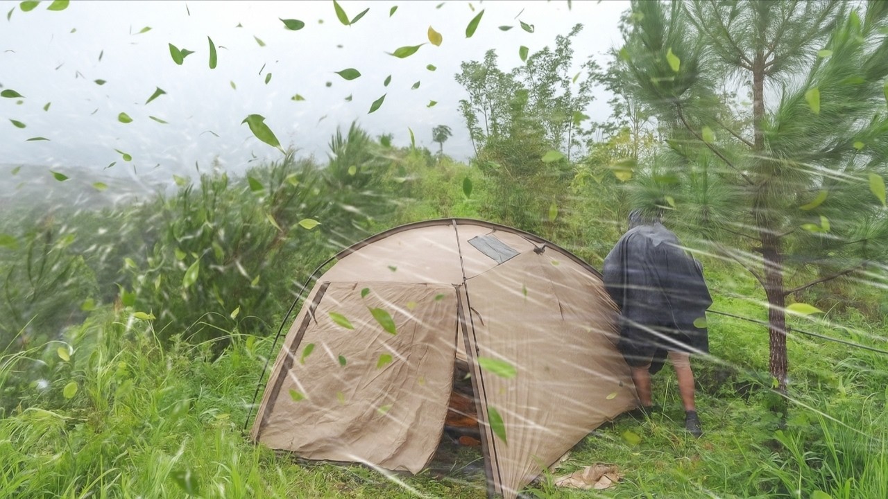 AMAZING ‼️ CAMPING IN THE RAIN, WIND AND THUNDER ⛈️ RELAXING IN A COMFORTABLE TENT IN HEAVY RAIN 