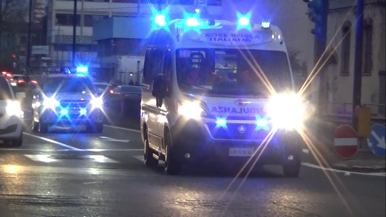 Ambulanza Croce Rossa Santo Stefano Di Magra + Automedica 118 in sirena - Ambulance and Asl car.