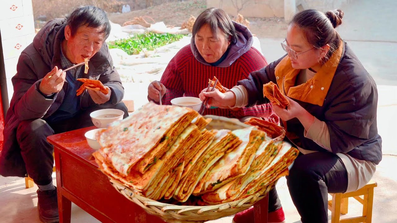 烙几个辣子油馍，外酥里软，咬一口香辣美味！