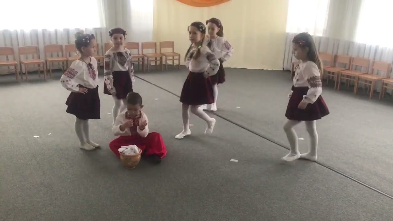 Український народний танець «Вареники» виконує старша група ЗДО ясла-садок «Веселка»