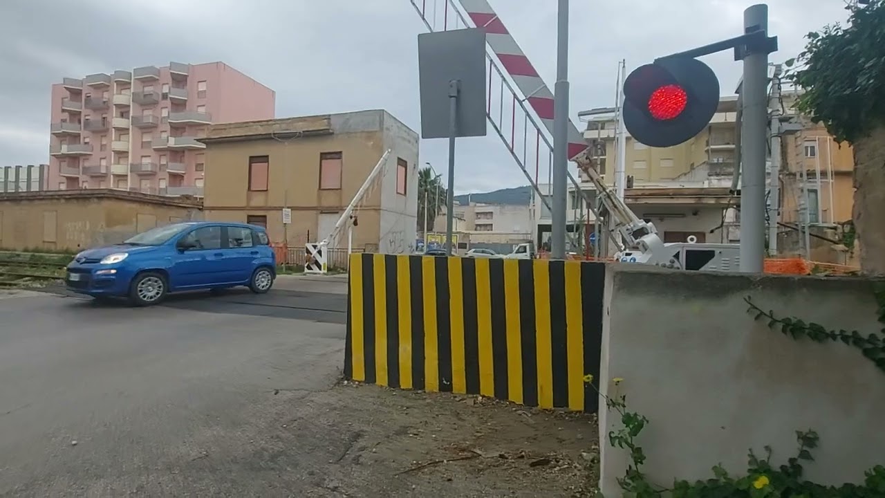 Treno Per Castelvetrano In Arrivo Al Passaggio a Livello Di Via Capitano Sieli!