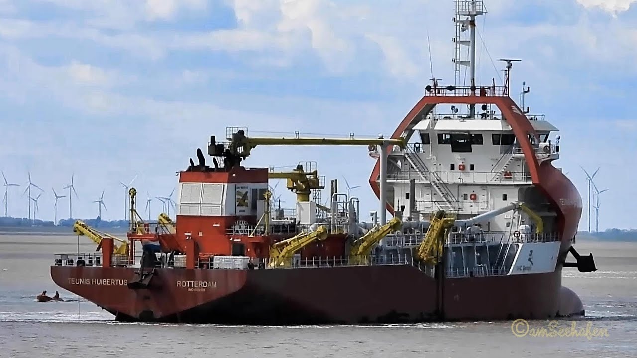 Fleissiges Baggerschiff TEUNIS HUIBERTUS busy trailing hopper dredger Emden PGCS IMO 9924156