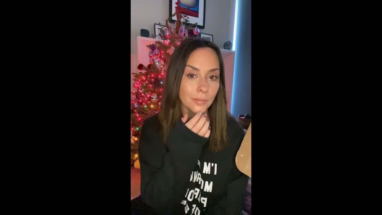 Jennifer Love Hewitt Live on Facebook 12/22/20
