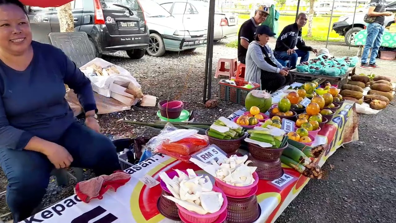 НА ЕЖЕНЕДЕЛЬНОМ РЫНКЕ СИБУ-ДЖАЯ МНОГО ОВОЩЕЙ, ФРУКТОВ, РЕЧНОЙ РЫБЫ И ЭКЗОТИЧЕСКИХ ПРОДУКТОВ.