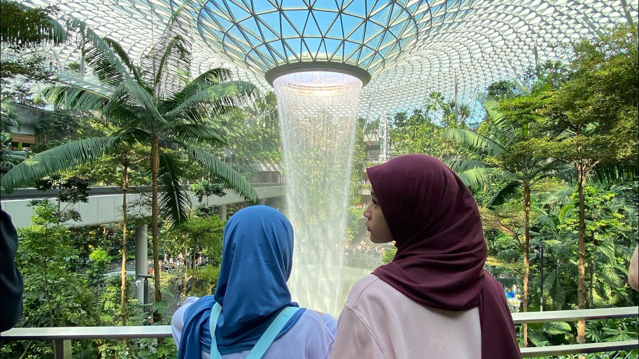 KAKAK MALIKA LIBURAN KE SINGAPORE