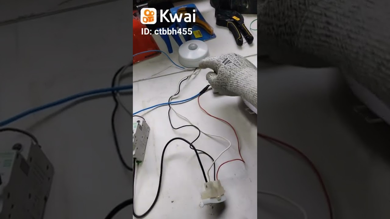l&acirc;mpada com sensor de presen&ccedil;a e interruptor.