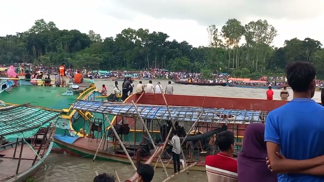 মানিকগঞ্জে বেউথা কালীগঙ্গা নদীতে নৌকা বাইচের আয়োজন।