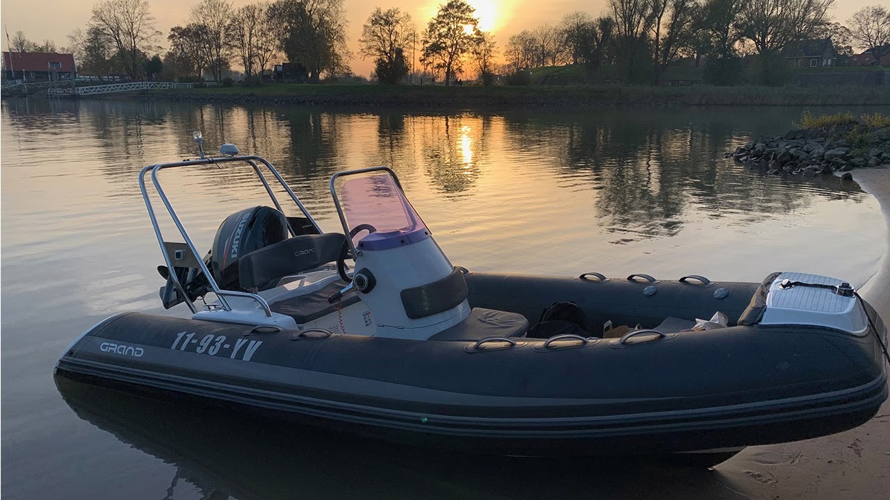 Nog snel een rondje varen / Rubberboot varen in de herfst met dronebird_nl