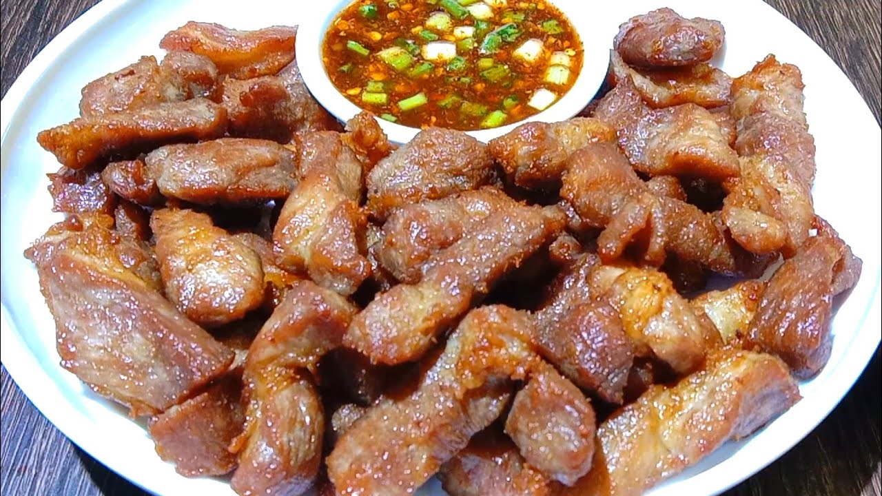 สันคอหมูทอดน้ำปลา  ใช้แค่หมูกับเครื่องปรุง3 อย่างก็อร่อย แต่ต้องทอดแบบนี้เท่านั้น